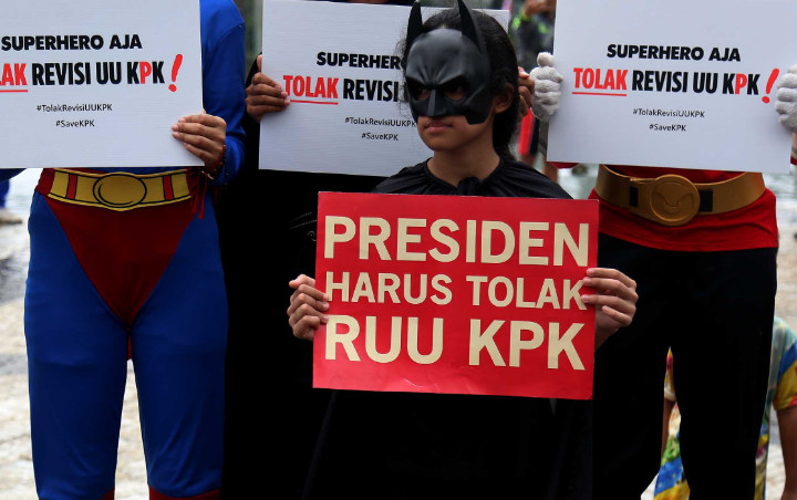 Aksi Tolak Revisi Undang-undang, Pajang Spanduk 'KPK Dilahirkan oleh Mega, Mati di Tangan Jokowi?'