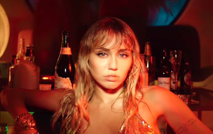 Miley Cyrus Tampilkan Sisi Depresi dan Frustrasi di MV 'Slide Away'