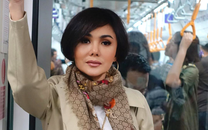 Hampir 50 Tahun, Yuni Shara Nyegat Taksi New York Pakai Blazer Lurik Bak Supermodel Dunia