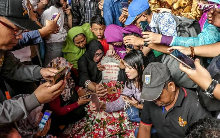 Miris, Bukannya Fokus Doa Warga Justru Ramai Selfie di Makam BJ Habibie