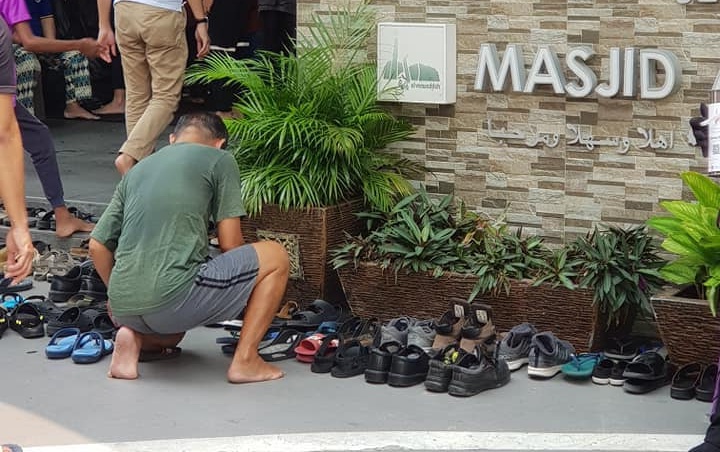 Pria Tionghoa Asal Singapura Ini Tuai Pujian Rapikan Alas Kaki Jamaah Masjid Tiap Salat Jumat
