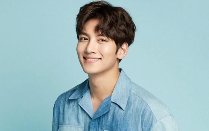 Ji Chang Wook Super Keren Berkacamata Hitam hingga Tertidur Pulas di Foto Adegan 'Melting Me Softly'