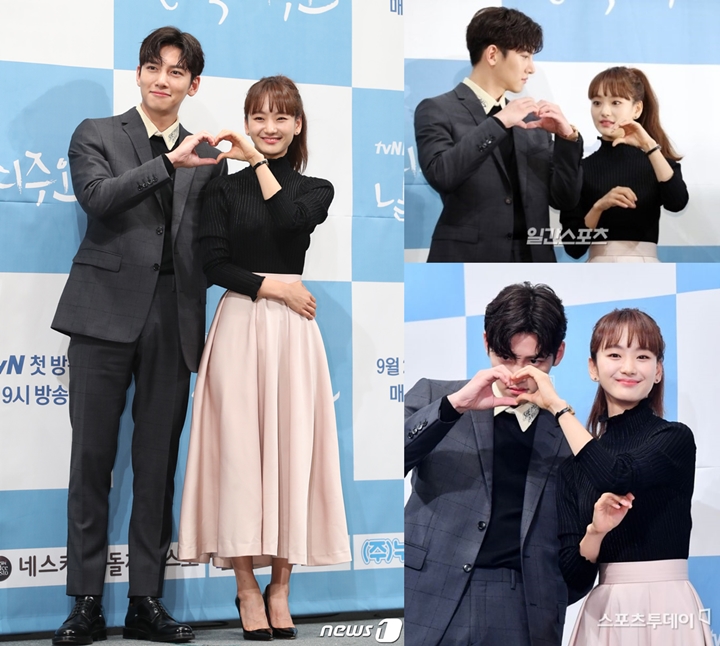 Ekspresi Gemes Ji Chang Wook Saat Pose Bareng Won Ji Ah di Jumpa Pers \'Melting Me Softly\'
