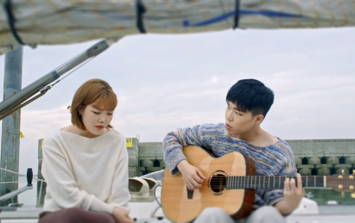 Akdong Musician Nyanyikan Rangkaian Lagu Album Comeback 'Sailing' Diiringi Gitar Akustik