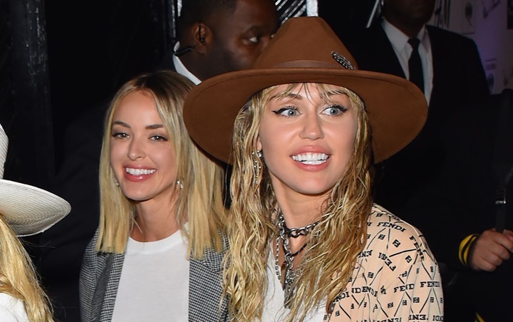 Alasan Miley Cyrus dan Kaitlynn Carter Putus Akhirnya Terungkap