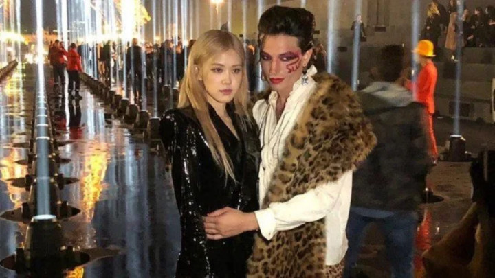Rose dan Ezra Miller