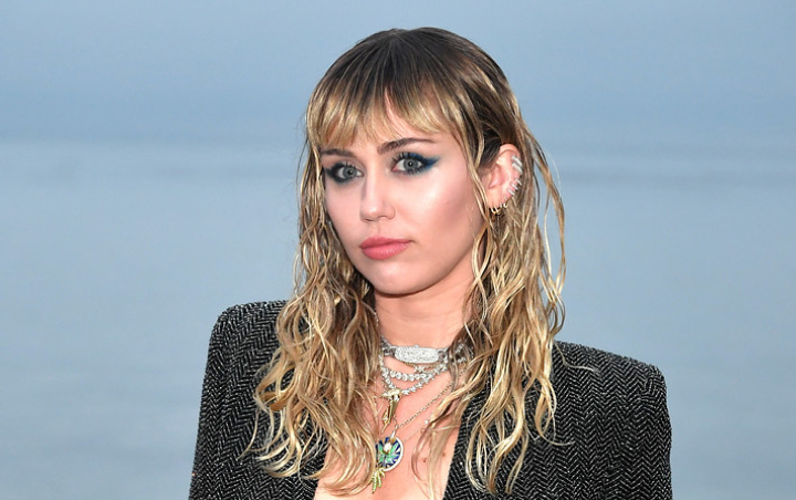 Miley Cyrus Diduga Alami Anorexia Gara-Gara Kelihatan Super Kurus di Foto-Foto Berikut Ini
