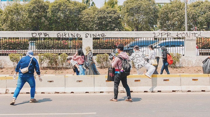 Awkarin Antusias Memunguti Sampah yang Ditinggalkan Para Pendemo