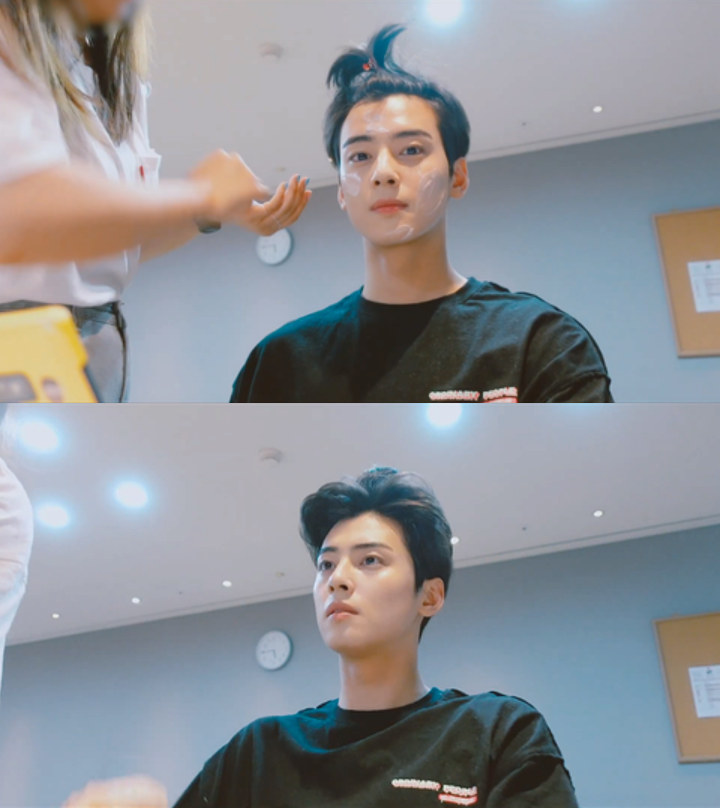 Wajah Ganteng Cha Eunwoo Usai Hapus Make-up Malah Bikin Netizen Heran, Kenapa?