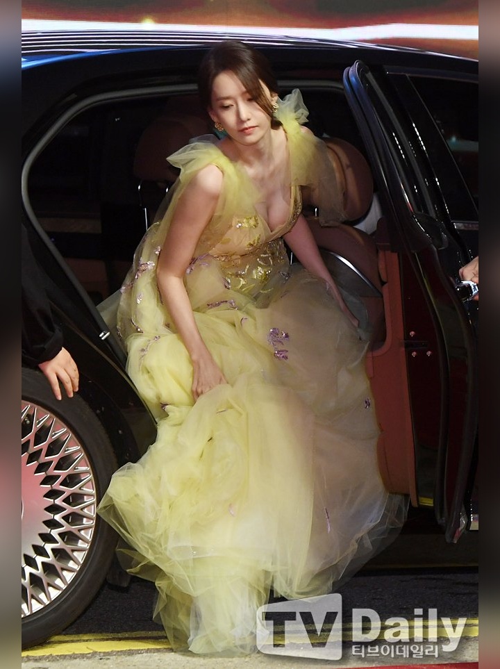 Yoona SNSD Cantik Bersinar Umbar Belahan Dada di Red Carpet BIFF 2019-1