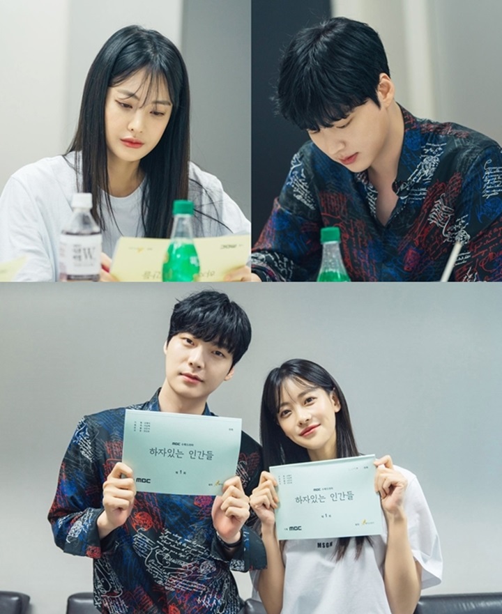 Senyum Sendu Ahn Jae Hyun Dampingi Oh Yeon Seo di Baca Naskah \'People with Flaws\'