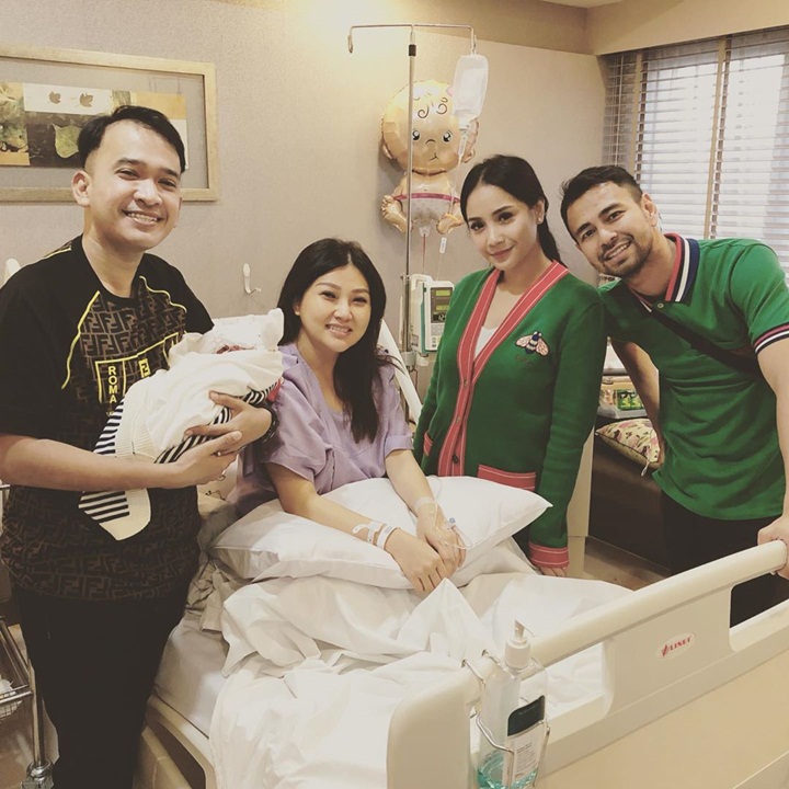 Serba Hijau Saat Jenguk Anak Kedua Ruben Onsu