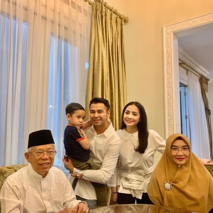 Santun Pakai Baju Putih Saat Bertemu Ma'ruf Amin