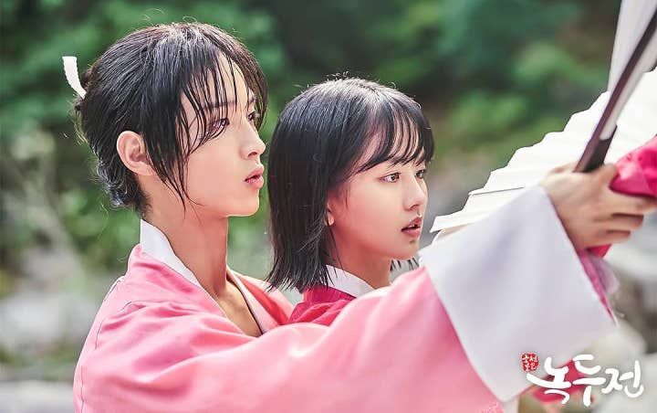 Rok Jang Dong Yoon Melorot Bikin Kim So Hyun Ngakak di Lokasi 'The Tale of Nokdu'