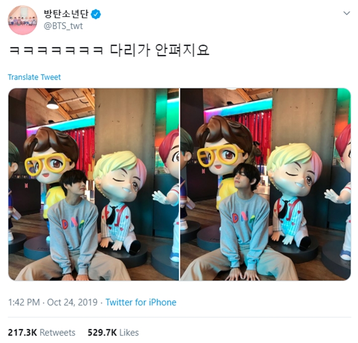 V BTS Foto Bareng Kembaran Imutnya, Bikin Gemas Maksimal Meski Gagal Pose Sama Persis 1