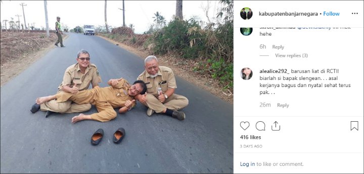Girang Lihat Jalanan Mulus, Bupati Banjarnegara Tidur Di Atasnya Dengan Pakaian Dinas
