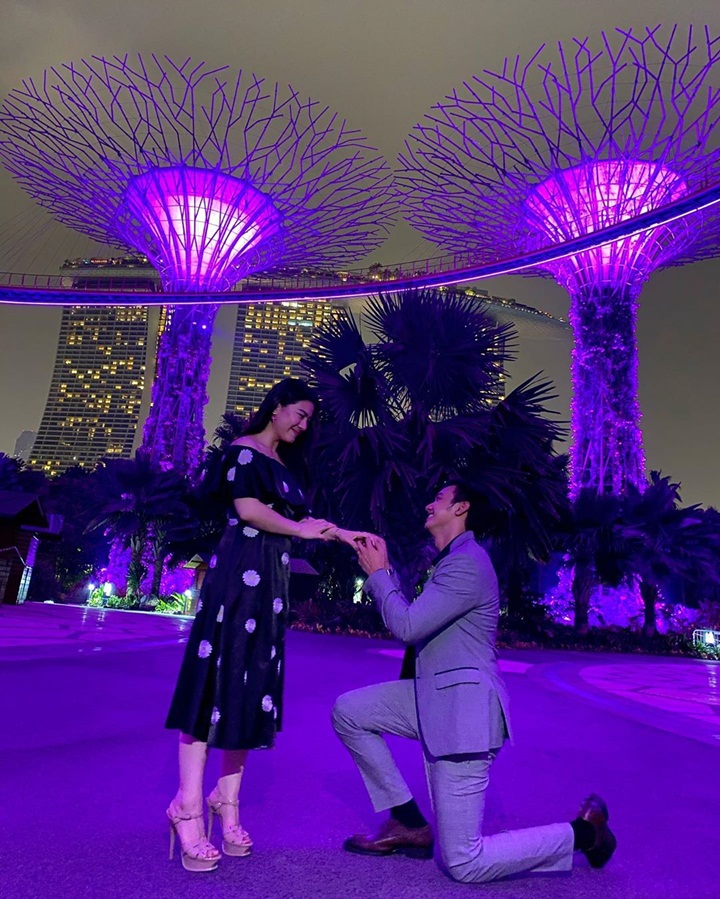 Romantis Banget Saat Lamar Felicya Angelista di Singapura