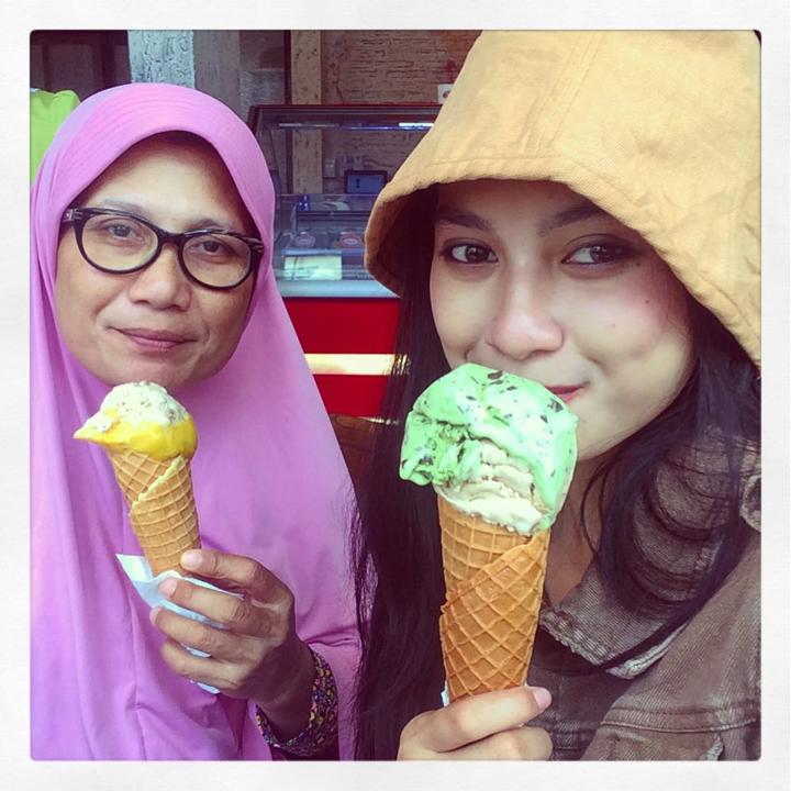 Kompak Pose Makan Es Krim Saat Kunjungi Yogyakarta