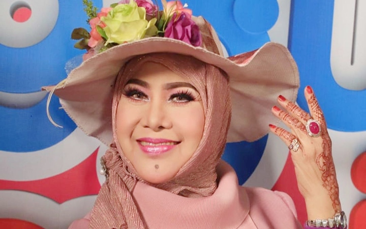 Dijuluki Ratu Dangdut Indonesia, Elvy Sukaesih Ternyata Punya Cita-Cita Jadi Pramugari Dan Dokter