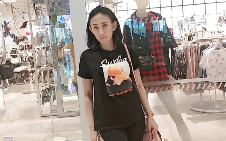 Dewi Sanca 'Bumil Seksi' Pamer Foto Bugil dan Pose di Ranjang, Terancam Dipolisikan?