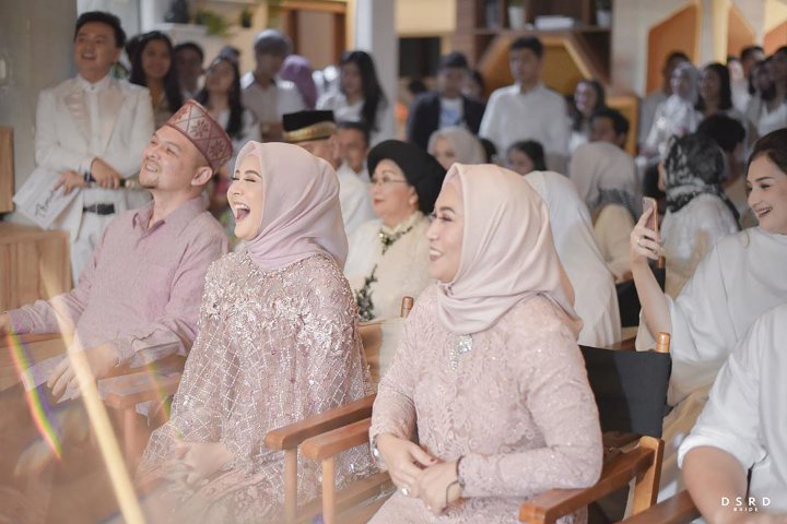 Kesha Ratuliu Tampil Berhijab di Pesta Pertunangan