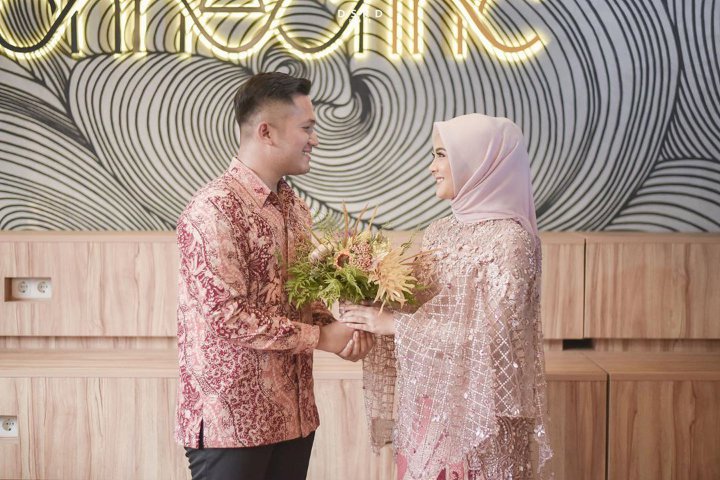 Wajah Lega Adhi Permana dan Kesha Ratuliu Setelah Resmi Bertunangan