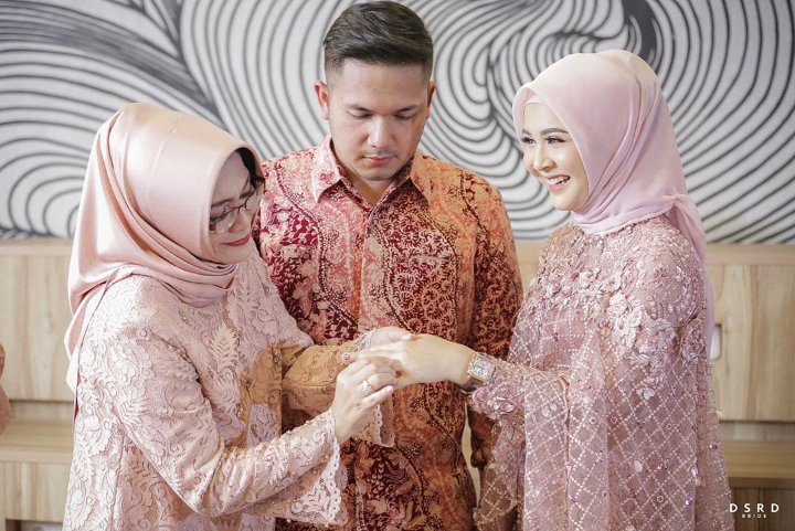 Ibunda Adhi Permana Menyematkan Cincin di Jari Kesha Ratuliu