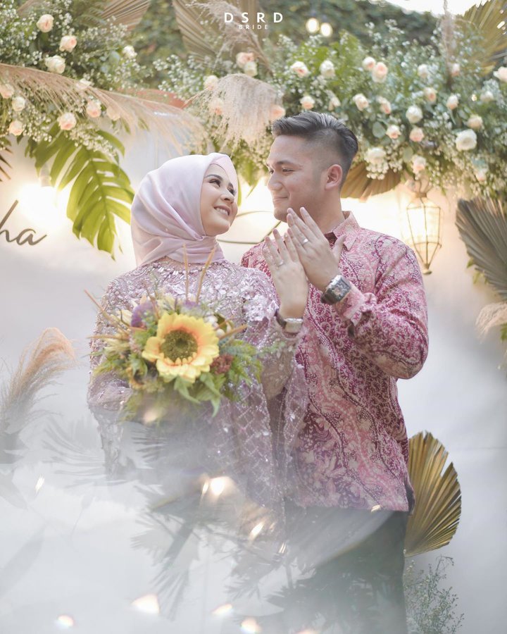 Kesha Ratuliu dan Adhi Permana Pamerkan Cincin Pertunangan