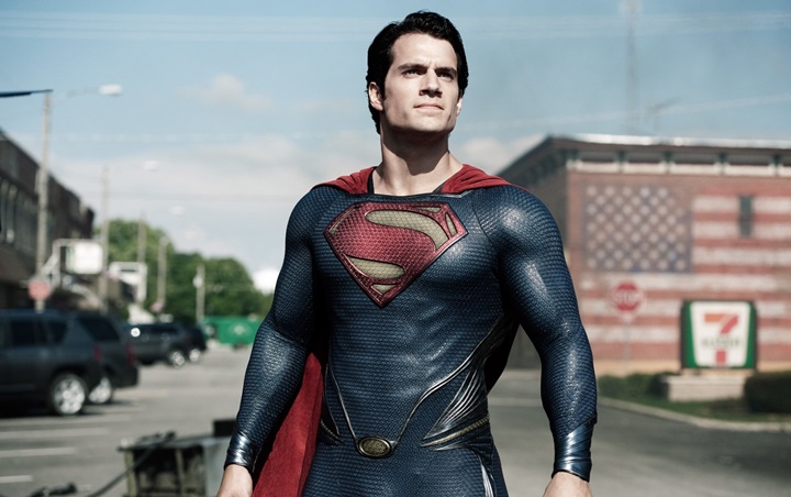 Henry Cavill Pastikan Dirinya Masih Perankan Superman