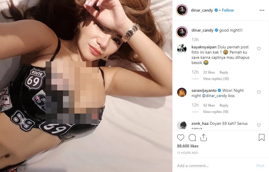 Ngaku Stop Posting Foto Seksi, Dinar Candy Malah Umbar Dada Di Atas Ranjang