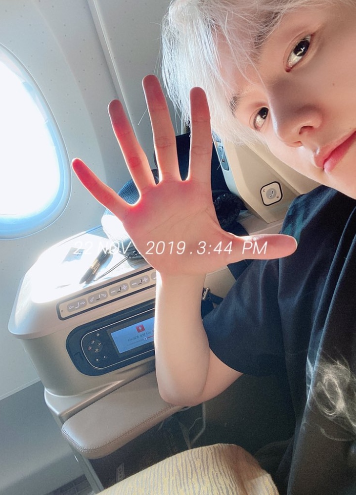 EXO Berangkat ke Jakarta, Baekhyun Bikin Gemas Posting Selfie Imut di Pesawat