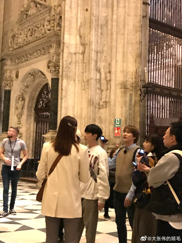 Beredar Foto Kyuhyun SuJu dan Joy Red Velvet Jalan Bareng di Spanyol