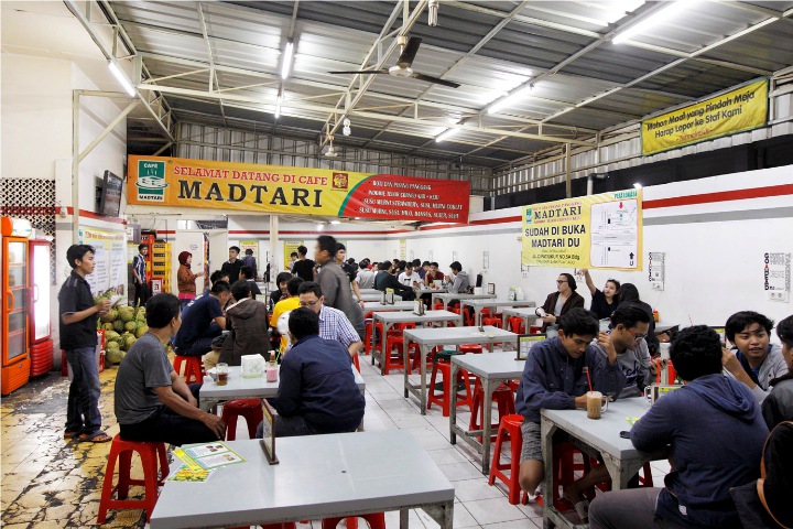 Cafe Madtari, Salah Satu Tempat Nongkrong Favorit Anak Muda di Bandung Saat Malam