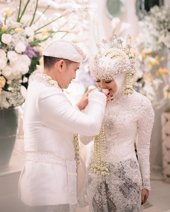 Siap Mengabdi Sebagai Istri, Citra Kirana Manis Cium Tangan Suami