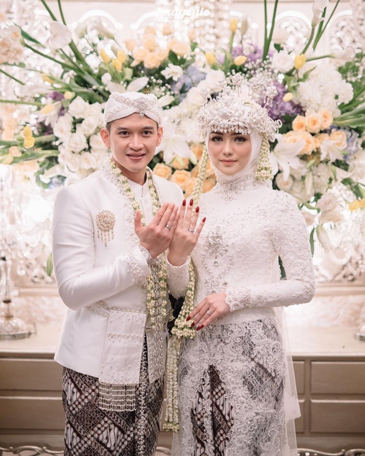 Akhirnya Bisa Pamer Cincin Nikah Bareng