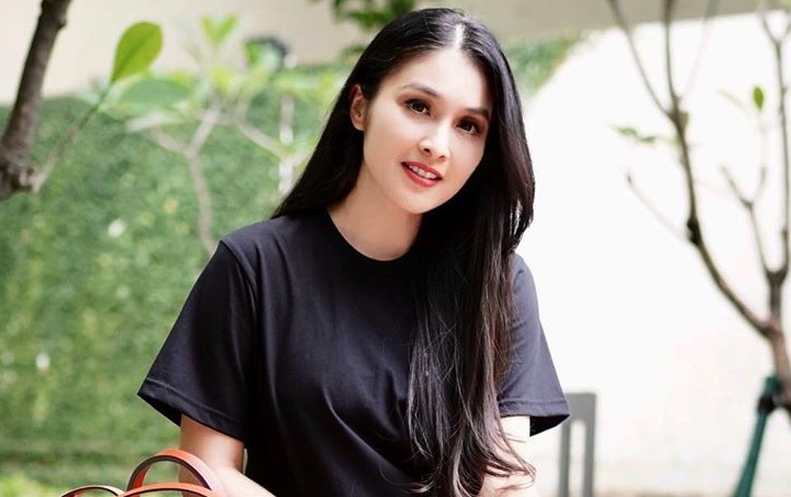Sandra Dewi Tak Pede Karena Merasa Mirip Emak-emak, Ternyata Hobi Balas dan Hapus Komen Julid