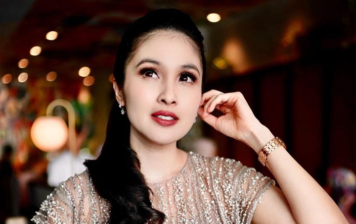  Sandra Dewi Kibas Rok Di Teras, Ukuran Halaman Rumah Bak Hotel Bintang Lima Bikin Takjub