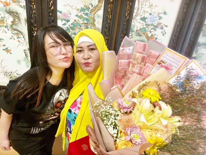 Via Vallen Hadiahkan Buket Uang Untuk Sang Bunda