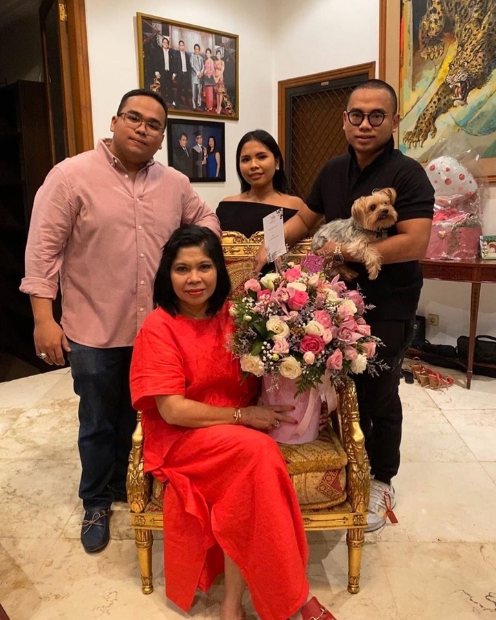 Hotman Paris Juga Persembahkan Postingan Hari Ibu Untuk Sang Istri