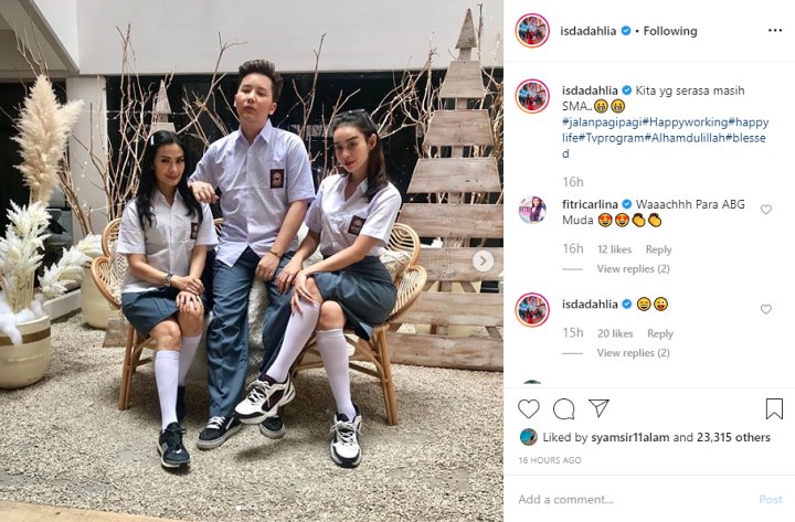 Iis Dahlia Pakai Seragam SMA