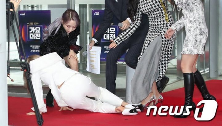 SBS Gayo Daejun 2019: Solar Mamamoo Terjatuh di Red Carpet, Jeritannya Bikin Prihatin