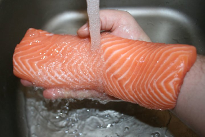 Sebelum Dimasak, Perhatikan Cara Mencuci Salmon yang Benar Ini
