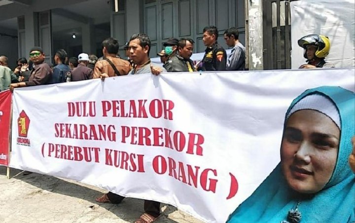 Sudah Lama Dilantik Jadi DPR, Spanduk Penolakan Mulan Jameela Masih Berhamburan di Garut
