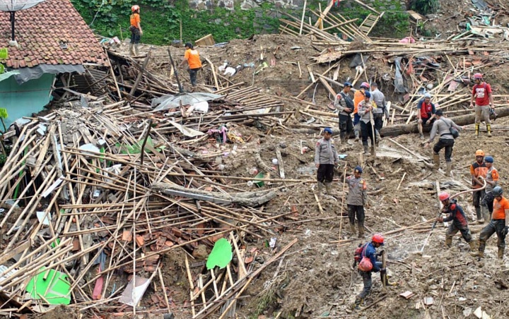 Pengungsi Akibat Banjir Dan Longsor Di Bogor Capai 15 Ribu Orang
