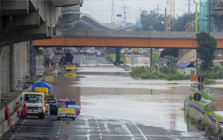 Kemenhub Sebut Kereta Cepat Jadi Biang Kerok Banjir Tol Japek, Begini Respons KCIC