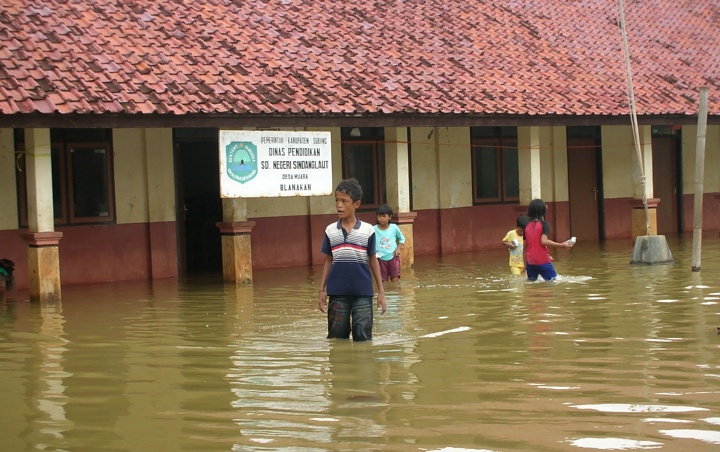 Nadiem Makarim Cairkan Tunjangan Guru Korban Banjir April 2020