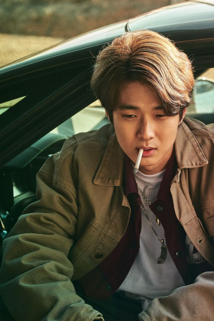 Lee Je Hoon Babak Belur, Choi Woo Shik Asyik Merokok di Foto Adegan \'Time to Hunt\'