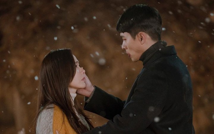 Hyun Bin dan Son Ye Jin Bolak-Balik Syuting Ciuman Bibir di 'Crash Landing On You'