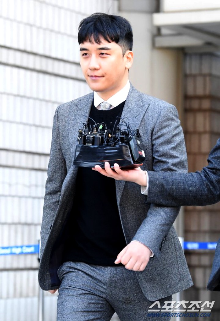 Surat Penahanan Ditolak, Senyum Misterius Seungri Pasca Sidang Jadi Sorotan