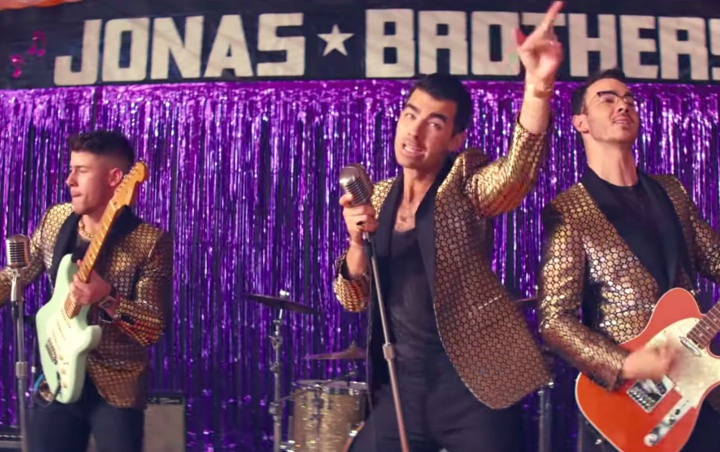 Jonas Brothers Parodikan Film Lawas di MV 'What A Man Gotta Do'